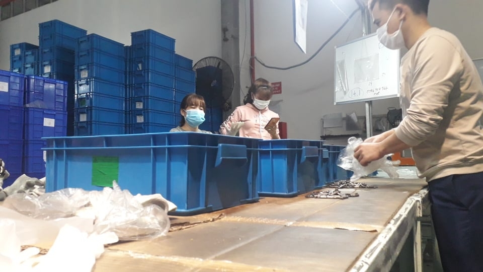 Công nhân vùng dịch gồng mình vượt “bão” Covid