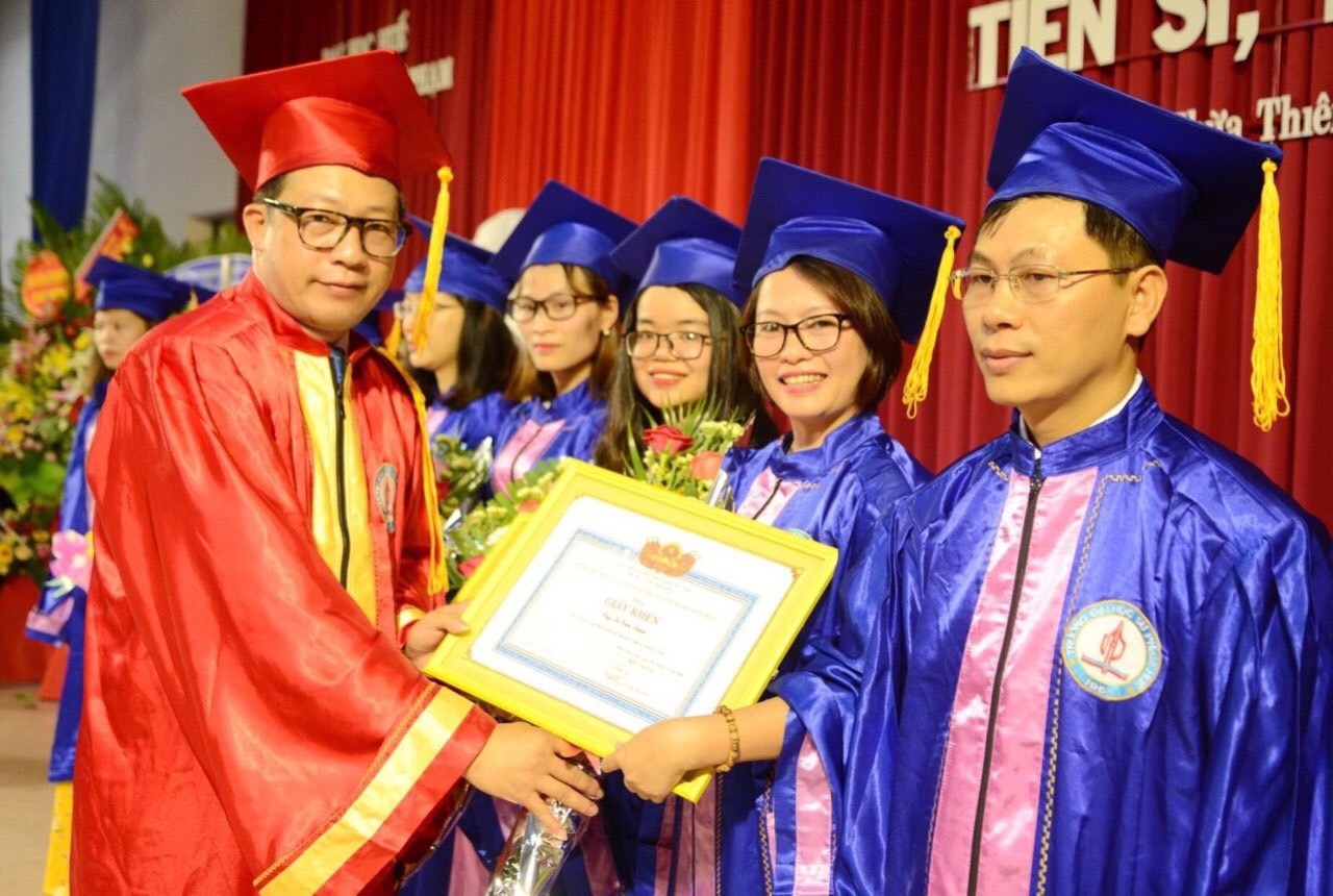 Dừng đến trường nhưng không dừng dạy và học