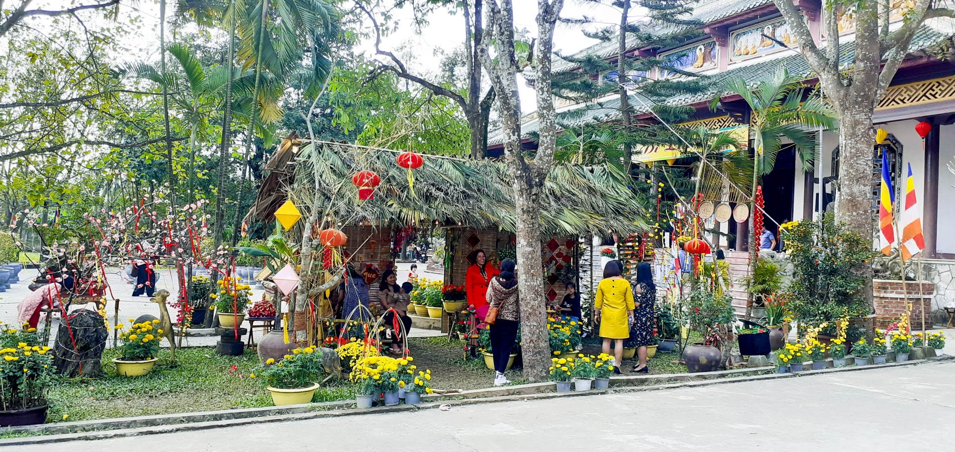 Lên chùa ăn Tết, cầu an lòng mình
