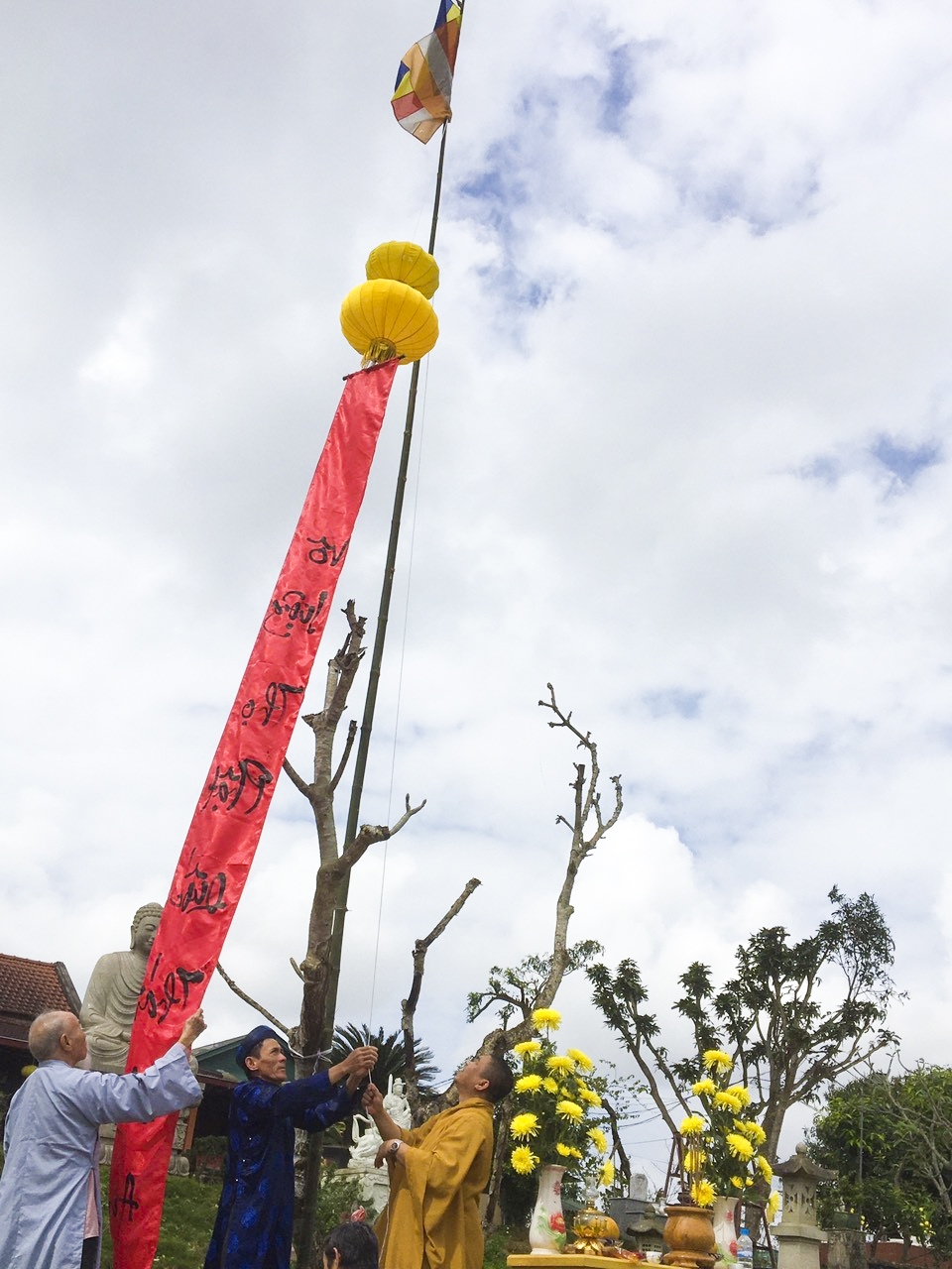 Lên chùa ăn Tết, cầu an lòng mình