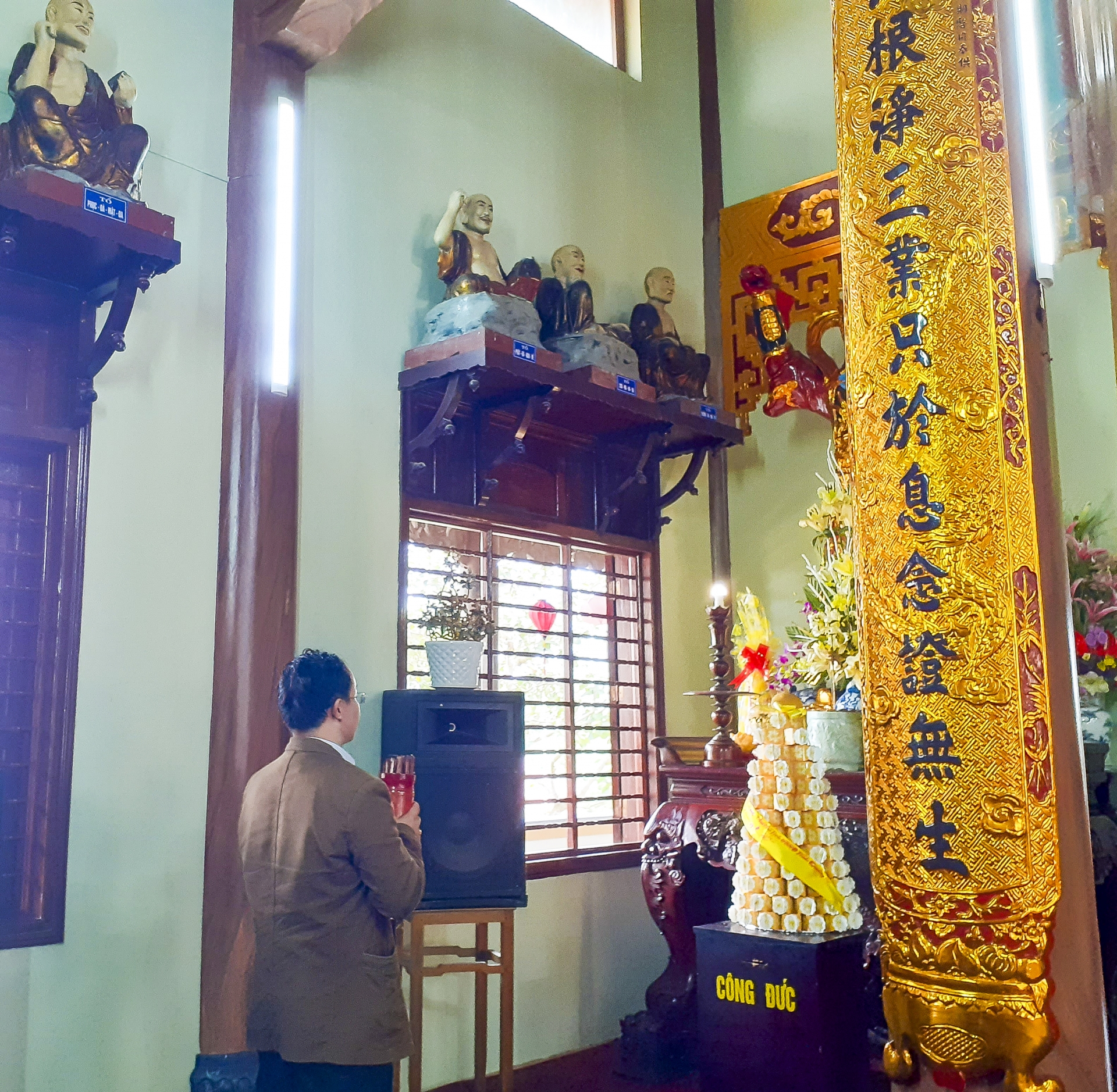 Lên chùa ăn Tết, cầu an lòng mình