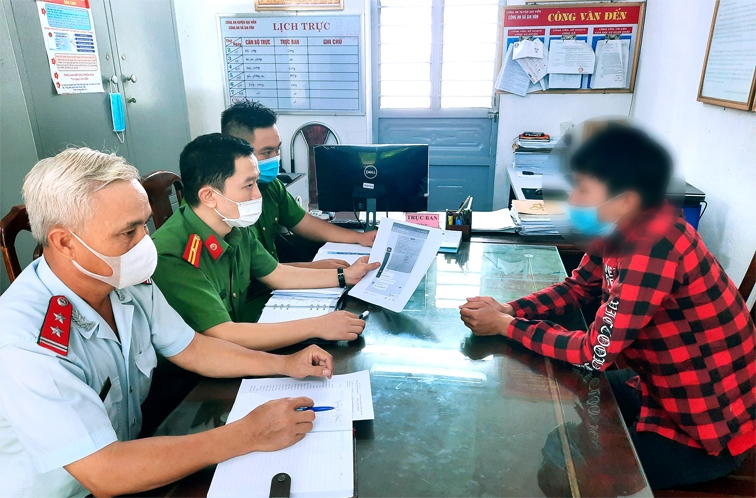 Công nhân giữa “làn sóng tin giả” trong đại dịch Covid-19