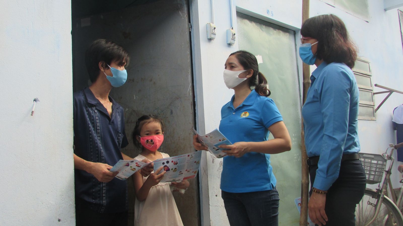 Công nhân giữa “làn sóng tin giả” trong đại dịch Covid-19