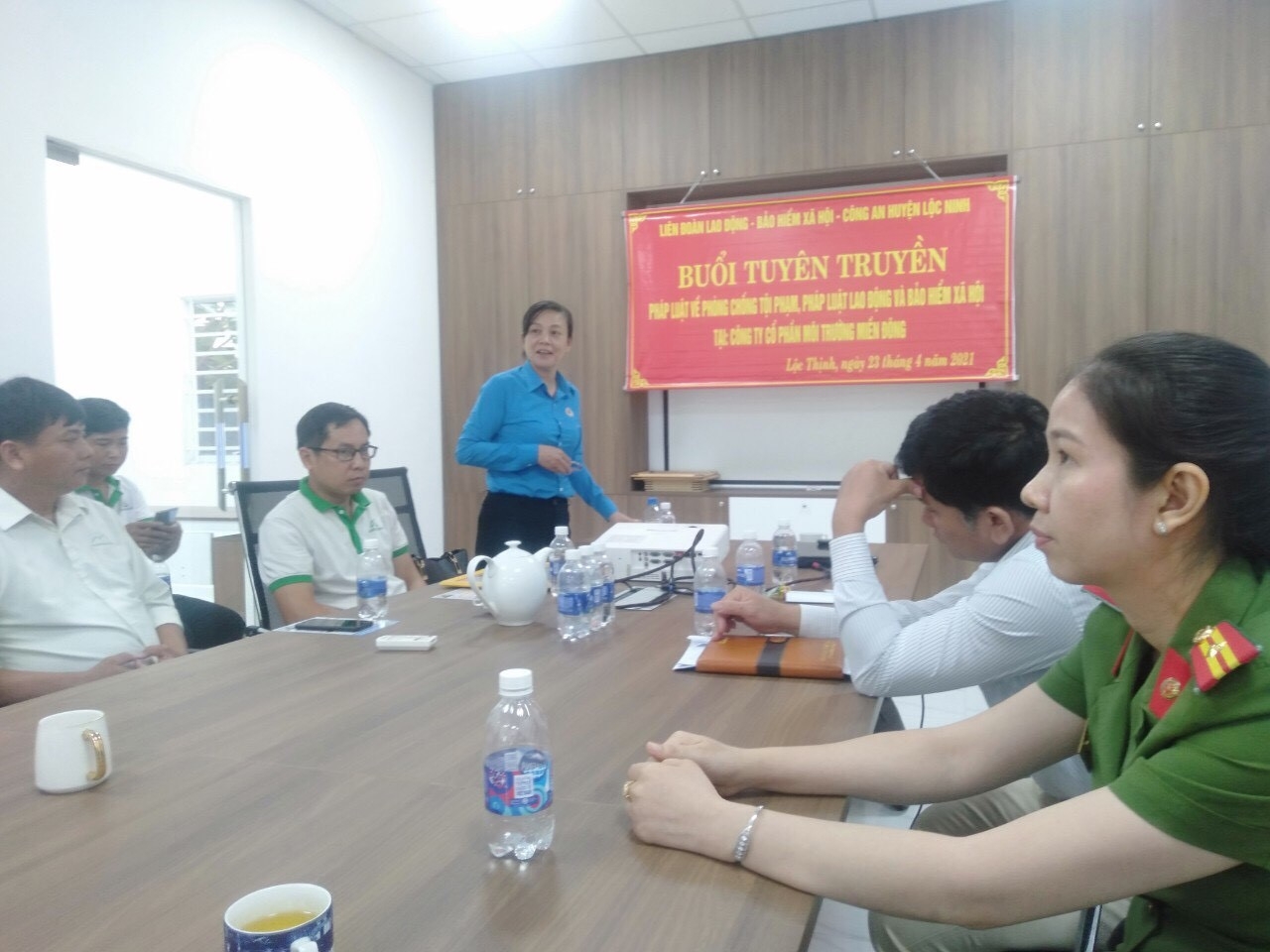 Công nhân giữa “làn sóng tin giả” trong đại dịch Covid-19