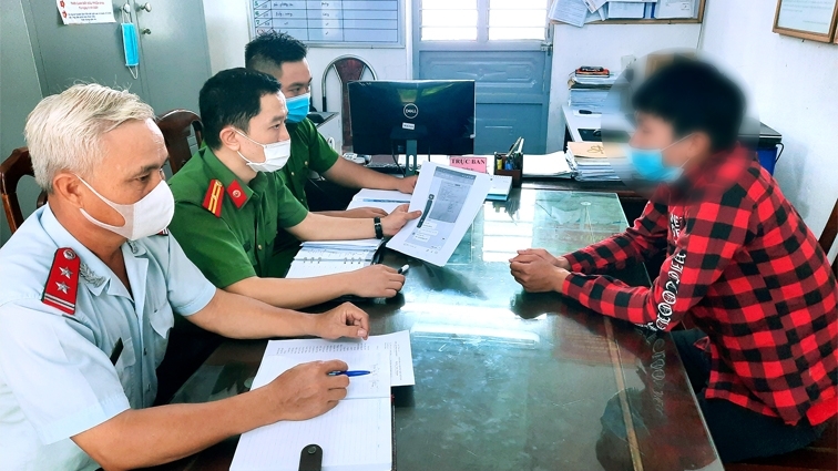 Công nhân giữa “làn sóng tin giả” trong đại dịch Covid-19