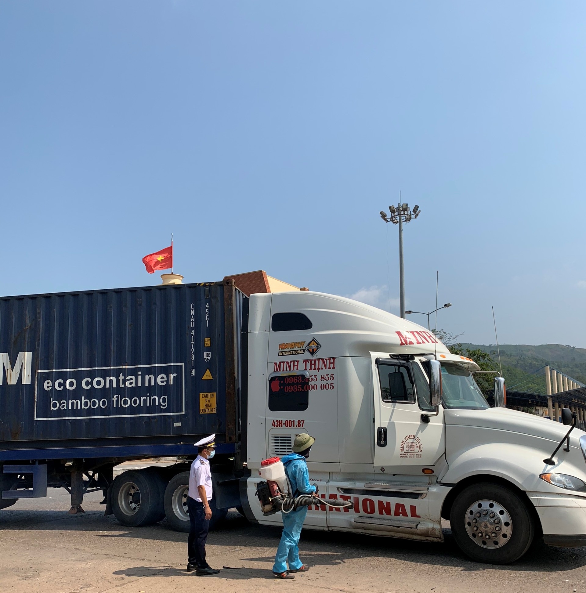 “Chiến binh Blouse trắng” 24/7 hai năm với Covid-19