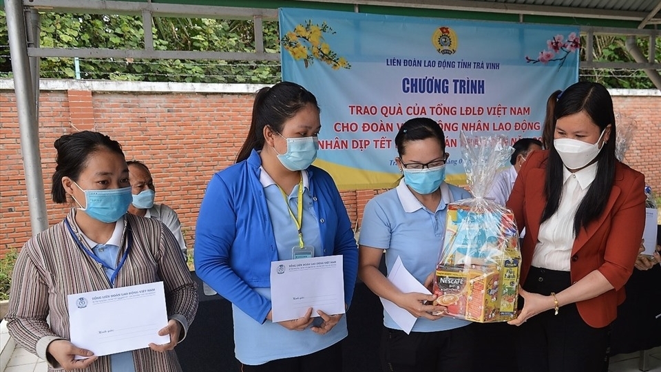 Động viên người lao động trở lại làm việc sau Tết