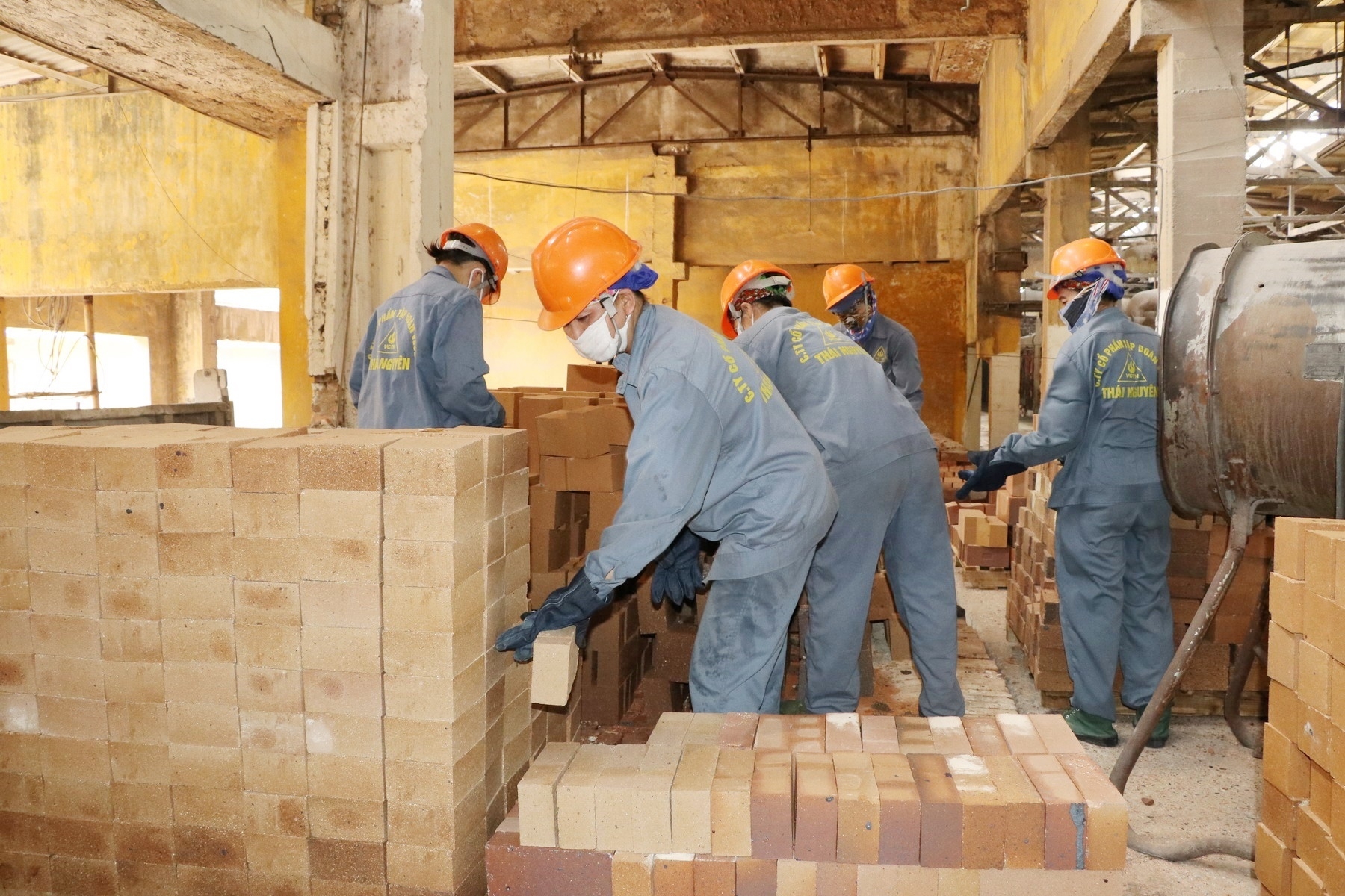 Phục hồi kinh tế - xã hội và những vấn đề đặt ra với công tác an toàn, vệ sinh lao động Phục hồi kinh tế - xã hội và những vấn đề đặt ra với công tác an toàn, vệ sinh lao động