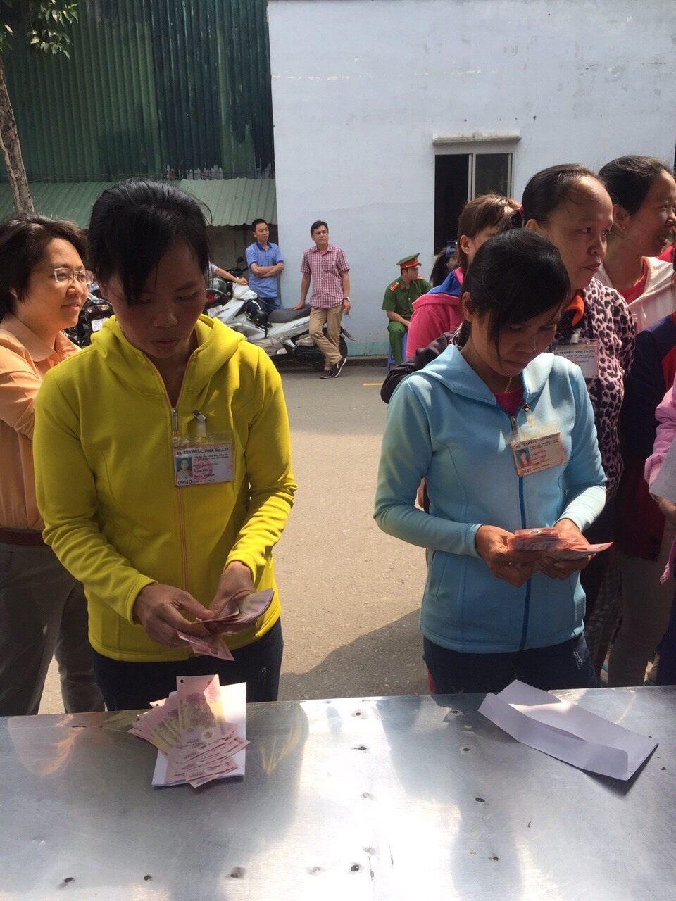 Tại sao lương công nhân không đủ sống? Tại sao lương công nhân không đủ sống?