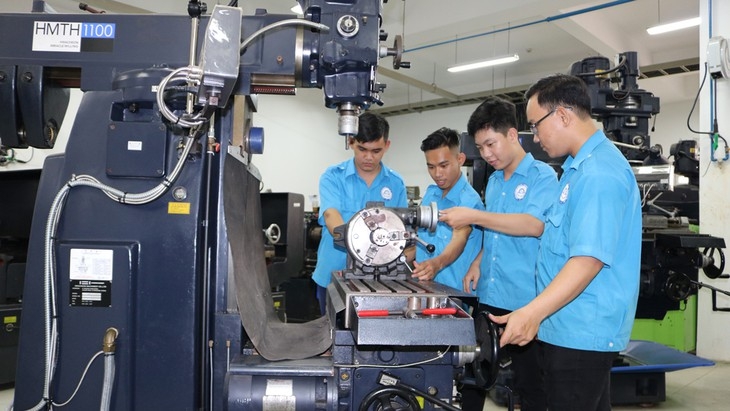 Nâng cao chất lượng nguồn nhân lực, phát triển văn hóa, đặt con người vào trung tâm của sự phát triển