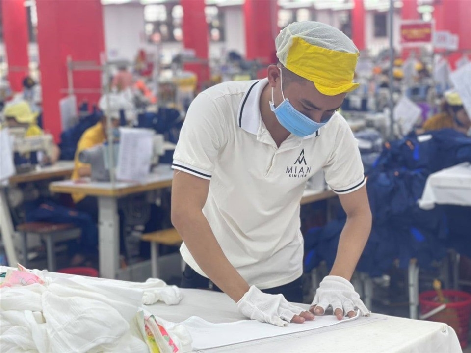 Hỗ trợ sản xuất, chăm lo đời sống người lao động