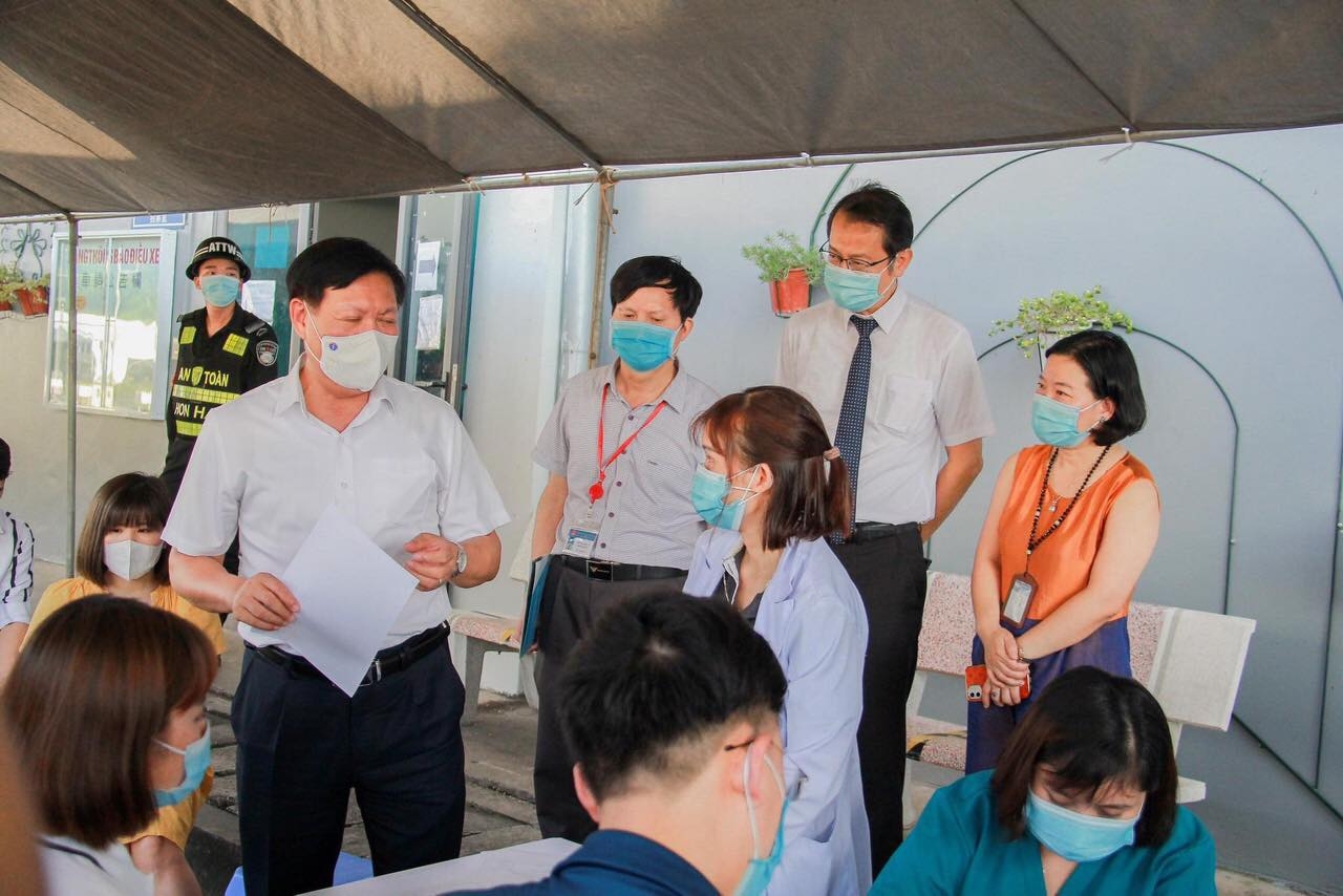 Tiêm vắc xin cho công nhân, đảm bảo “mục tiêu kép” của doanh nghiệp