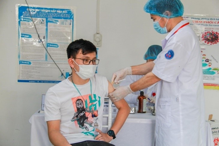 Tiêm vắc xin cho công nhân, đảm bảo “mục tiêu kép” của doanh nghiệp