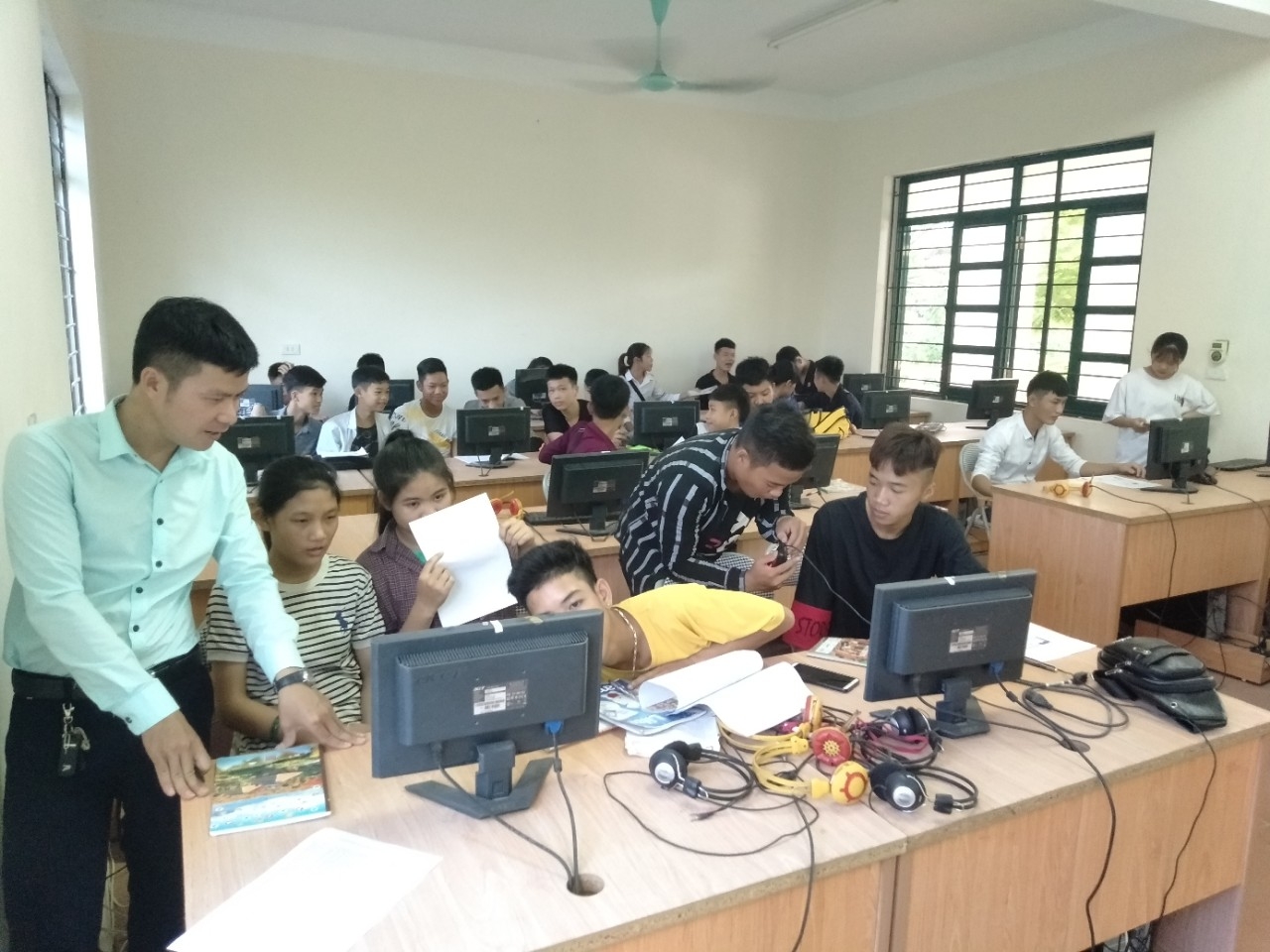 Giáo dục nghề nghiệp trong bối cảnh khủng hoảng Covid-19 - kinh nghiệm từ một số nước GDNN trong bối cảnh Covid-19 - kinh nghiệm từ một số nước và gợi ý cho Việt Nam