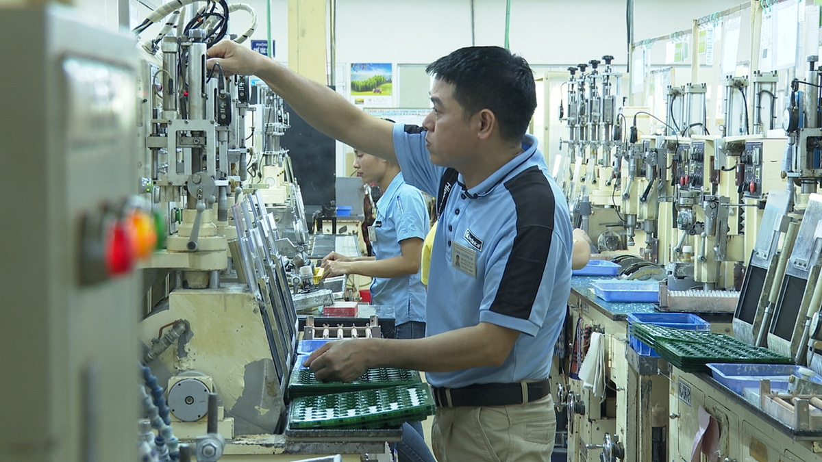 Những biến đổi tích cực trong cơ cấu giai cấp công nhân nước ta hiện nay Những biến đổi tích cực trong cơ cấu giai cấp công nhân nước ta hiện nay