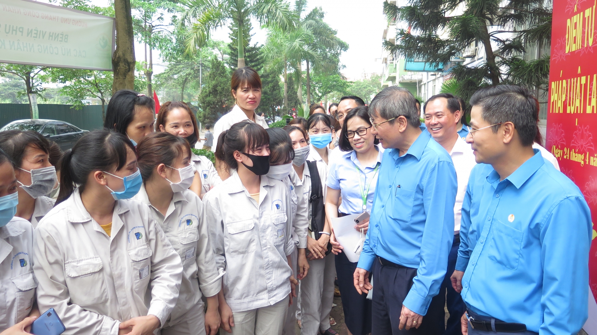 Một số vấn đề then chốt để xây chắc nền móng tổ chức Công đoàn Một số vấn đề then chốt để xây chắc nền móng tổ chức Công đoàn