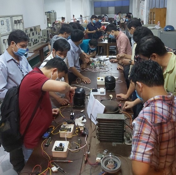 Thực trạng tiền lương, thu nhập, đời sống của người lao động Việt Nam trong khu vực sản xuất kinh doanh Thực trạng tiền lương, thu nhập, đời sống của người lao động Việt Nam