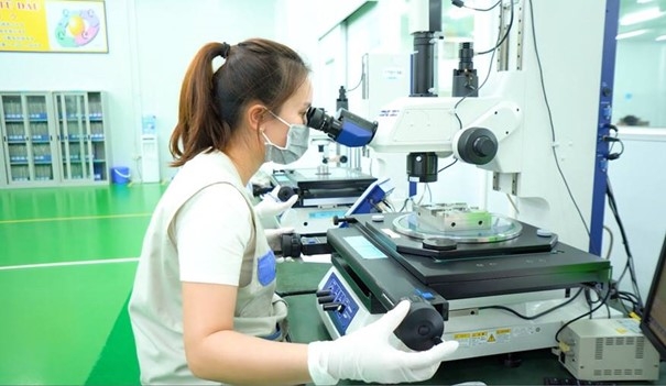 Lao động nữ làm việc tại các khu công nghiệp, khu chế xuất và vai trò của công đoàn Lao động nữ làm việc tại các khu công nghiệp, khu chế xuất và vai trò của công đoàn