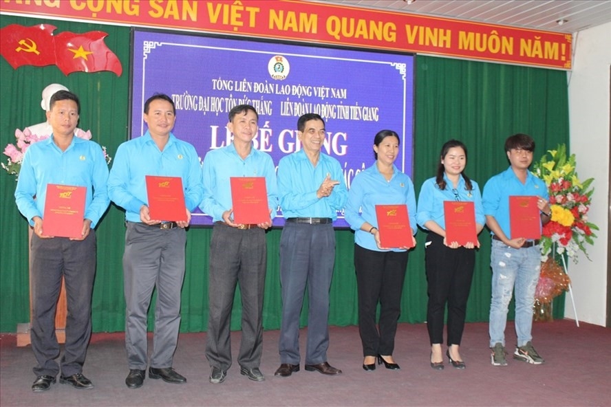 Xây dựng và ứng dụng bài giảng trực tuyến E-learning để đào tạo, bồi dưỡng cán bộ công đoàn Xây dựng và ứng dụng bài giảng E-learning để đào tạo, bồi dưỡng cán bộ công đoàn