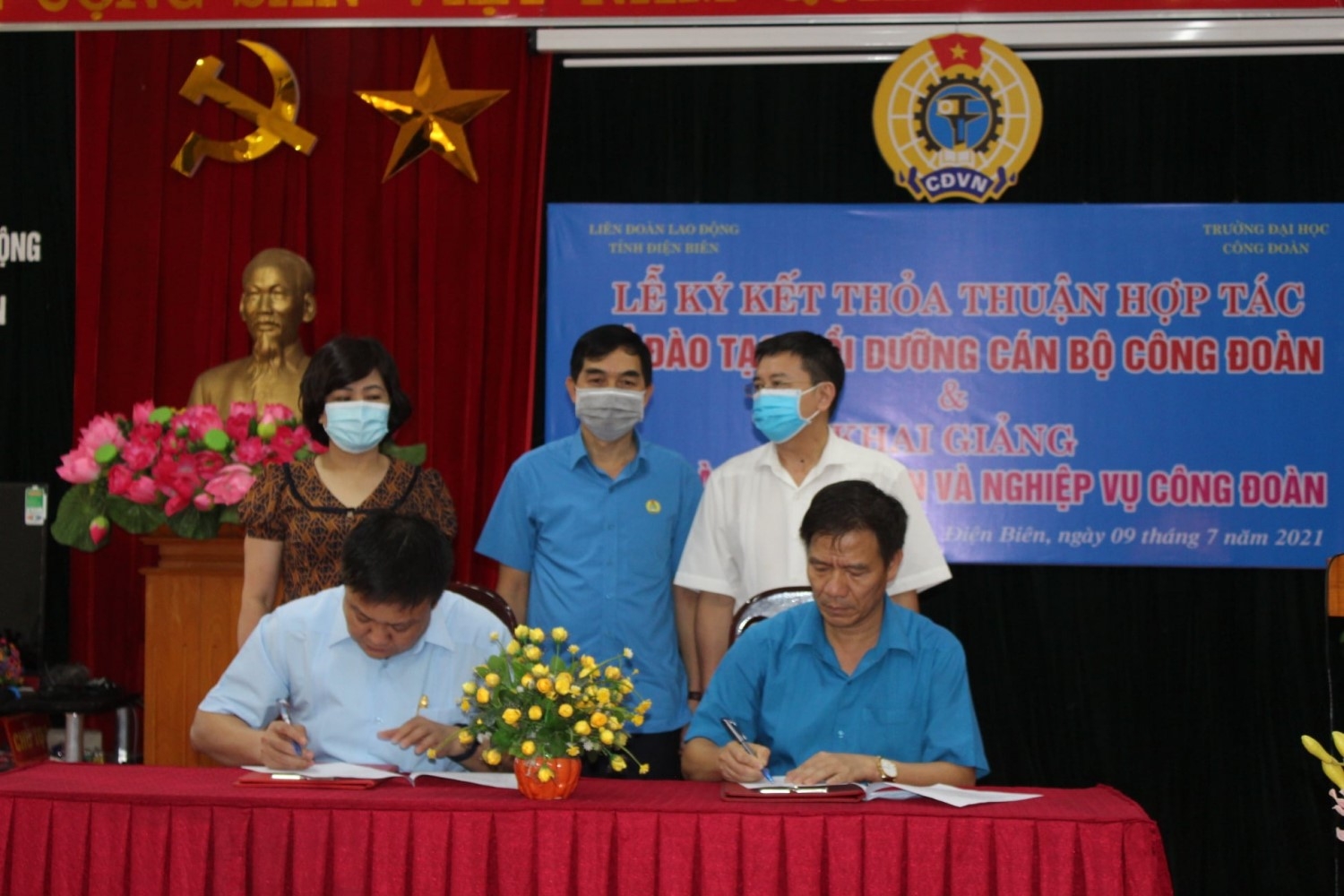 Xây dựng và ứng dụng bài giảng trực tuyến E-learning để đào tạo, bồi dưỡng cán bộ công đoàn Xây dựng và ứng dụng bài giảng E-learning để đào tạo, bồi dưỡng cán bộ công đoàn