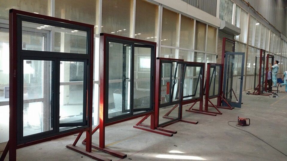 Cửa và vách nhôm kính bao che: An toàn là yếu tố hàng đầu để nói về sản phẩm Cửa và vách nhôm kính bao che: An toàn là yếu tố hàng đầu để nói về sản phẩm