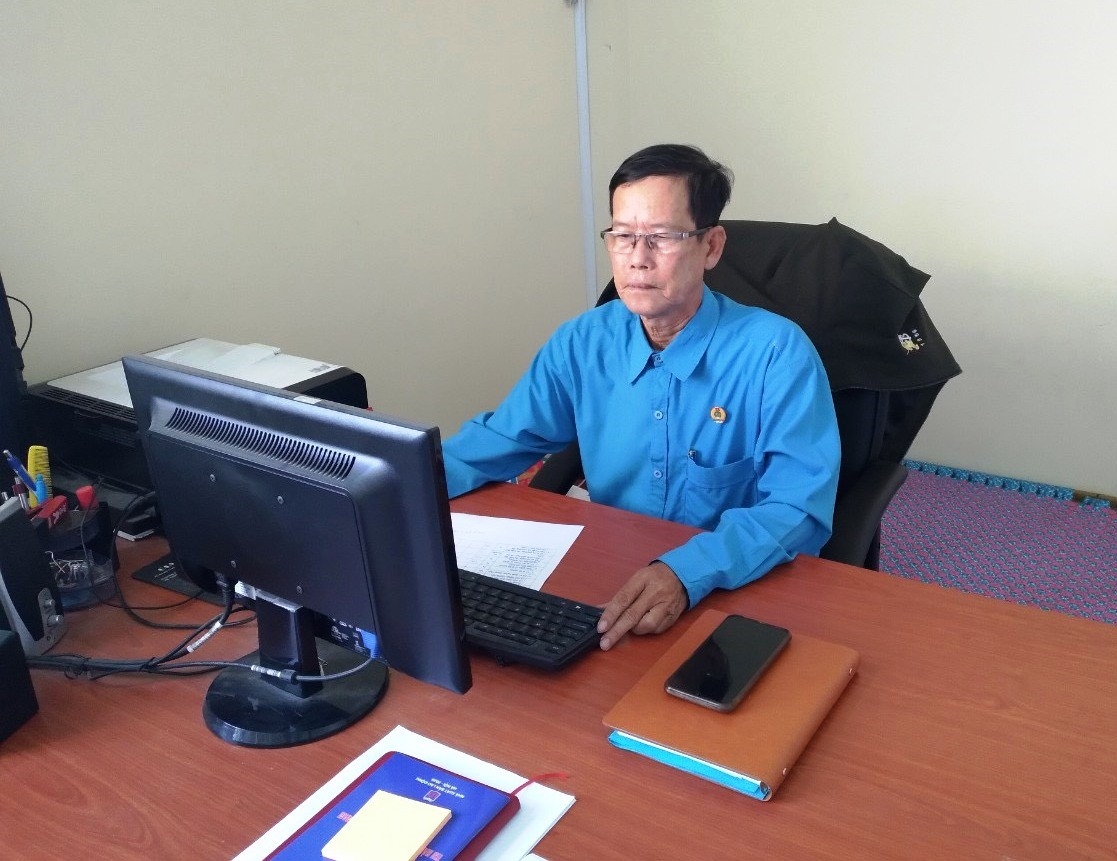 Người cán bộ học tập và làm theo lời Bác