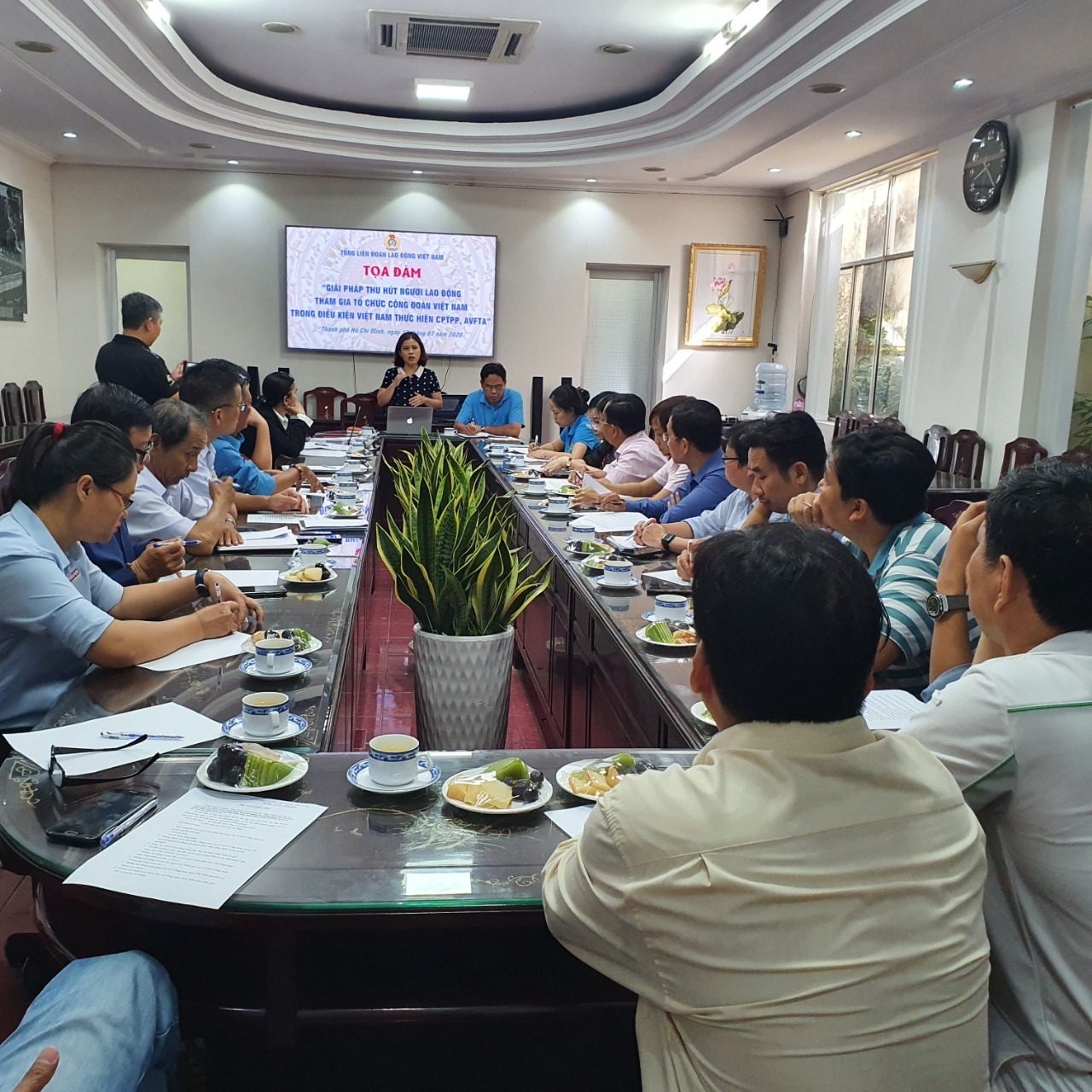 Giải pháp thu hút người lao động tham gia tổ chức Công đoàn Việt Nam Giải pháp thu hút người lao động tham gia tổ chức Công đoàn Việt Nam