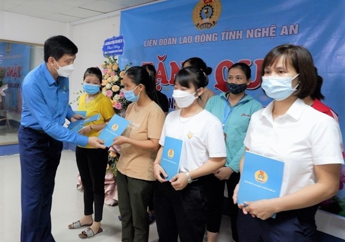 LĐLĐ tỉnh Nghệ An ủng hộ 8 tỷ đồng Chương trình "Tết vì người nghèo xuân Nhâm Dần 2022"