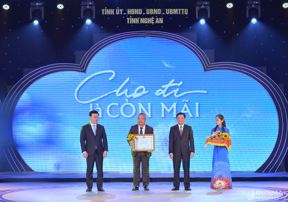 LĐLĐ tỉnh Nghệ An ủng hộ 8 tỷ đồng Chương trình "Tết vì người nghèo xuân Nhâm Dần 2022"