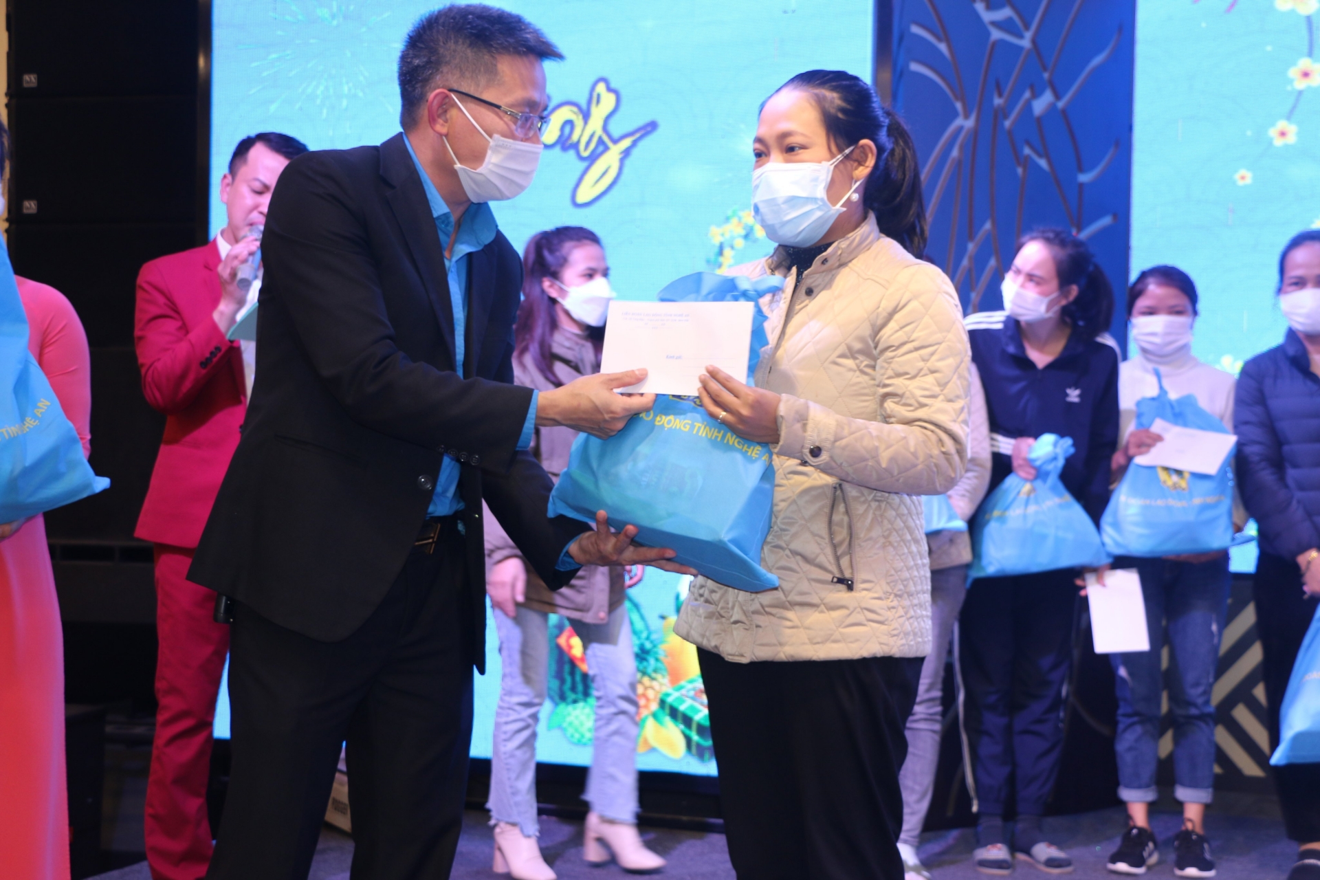 LĐLĐ tỉnh trao quà “Tết sum vầy” cho CNLĐ ngành Công Thương. LĐLĐ tỉnh trao quà “Tết sum vầy” cho CNLĐ ngành Công Thương.