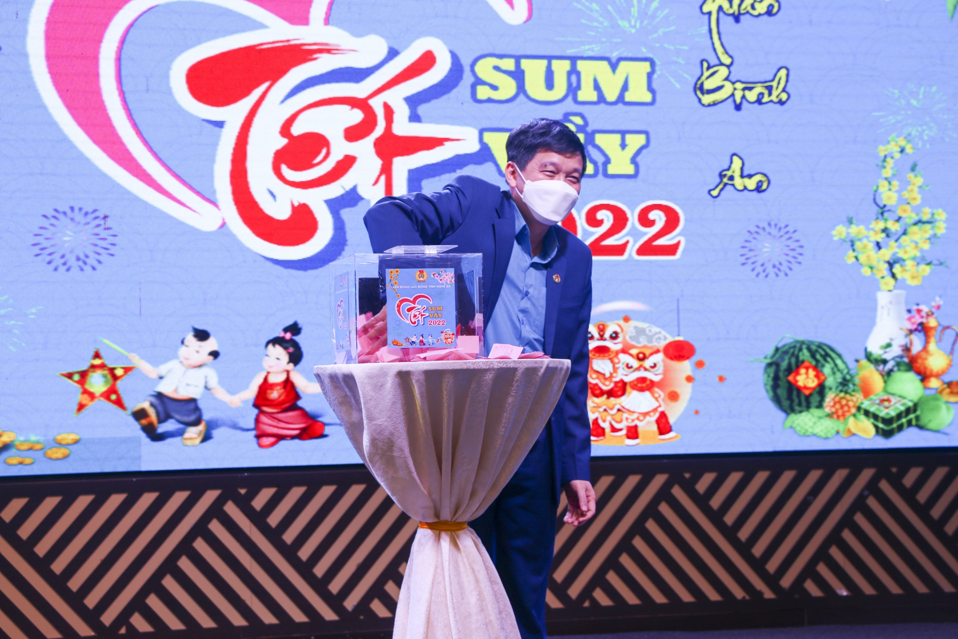 LĐLĐ tỉnh trao quà “Tết sum vầy” cho CNLĐ ngành Công Thương. LĐLĐ tỉnh trao quà “Tết sum vầy” cho CNLĐ ngành Công Thương.