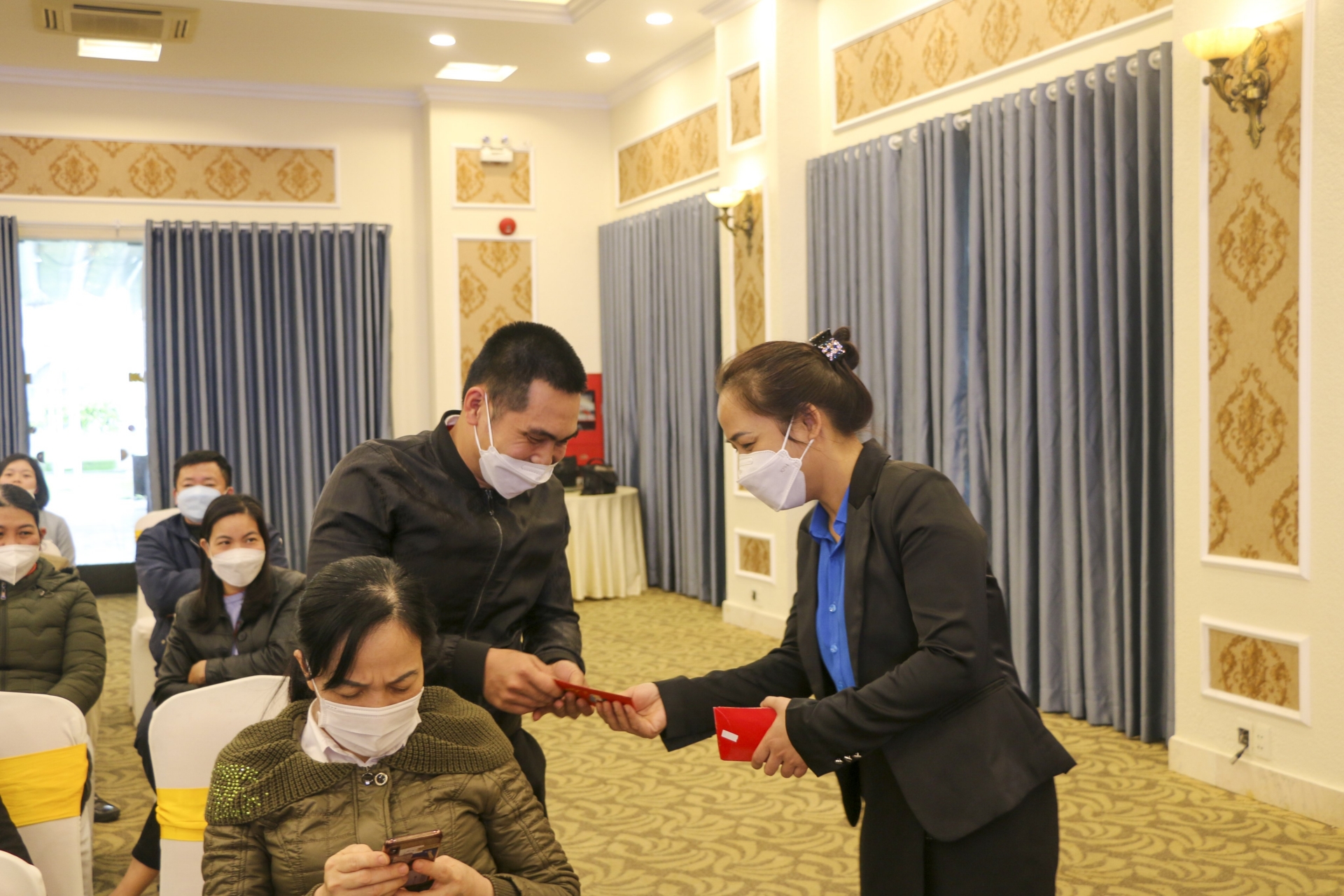 LĐLĐ tỉnh trao quà “Tết sum vầy” cho CNLĐ ngành Công Thương. LĐLĐ tỉnh trao quà “Tết sum vầy” cho CNLĐ ngành Công Thương.