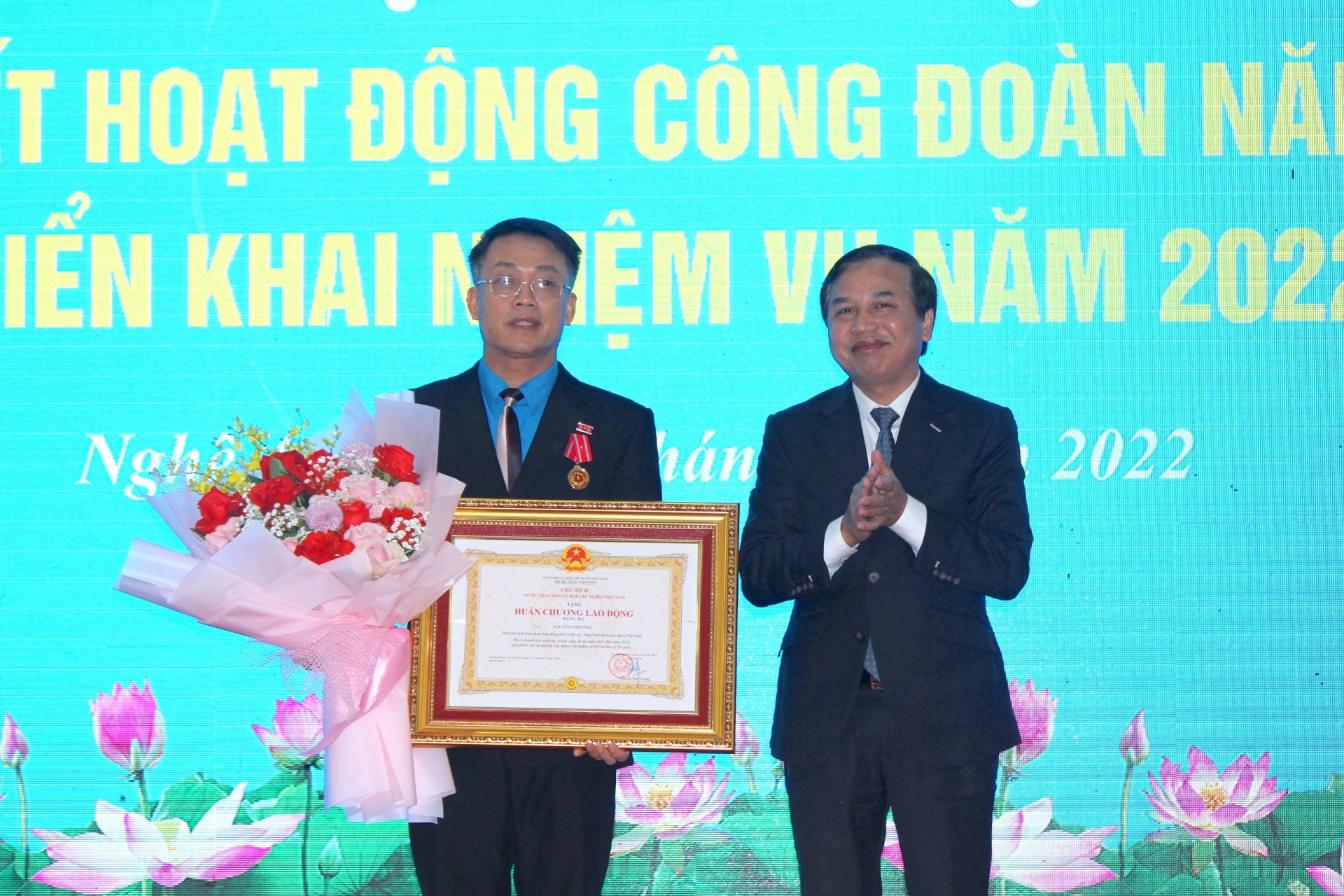 LĐLĐ Nghệ An đón nhận Cờ thi đua của Chính phủ