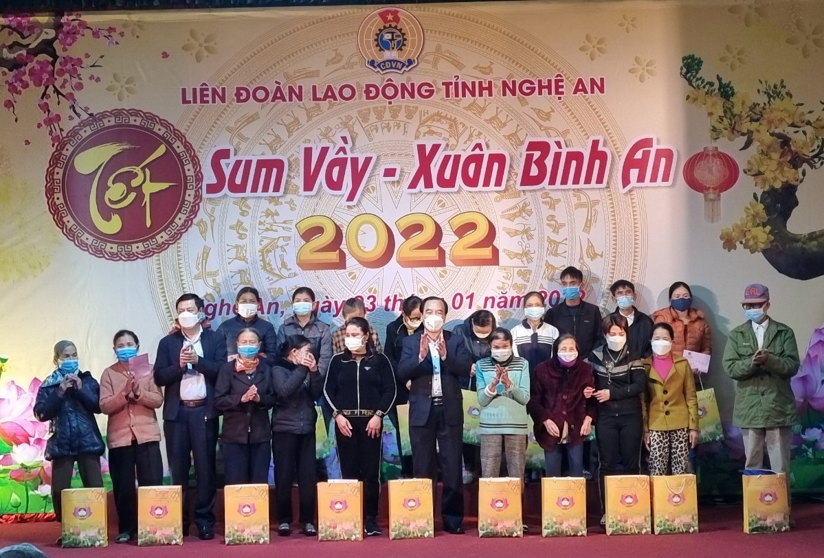 Chánh án Tòa án tối cao Trương Hòa Bình trao quà cho công nhân lao động Nghệ An Chánh án Tòa án tối cao Trương Hòa Bình trao quà cho công nhân lao động Nghệ An