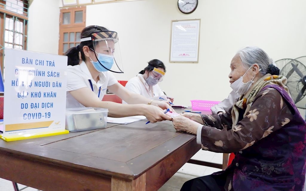 Thành phố Vinh chi trả tiền hỗ trợ cho 21.791 đối tượng bị ảnh hưởng bởi Covid -19 Thành phố Vinh chi trả tiền hỗ trợ cho 21.791 đối tượng bị ảnh hưởng bởi Covid -19