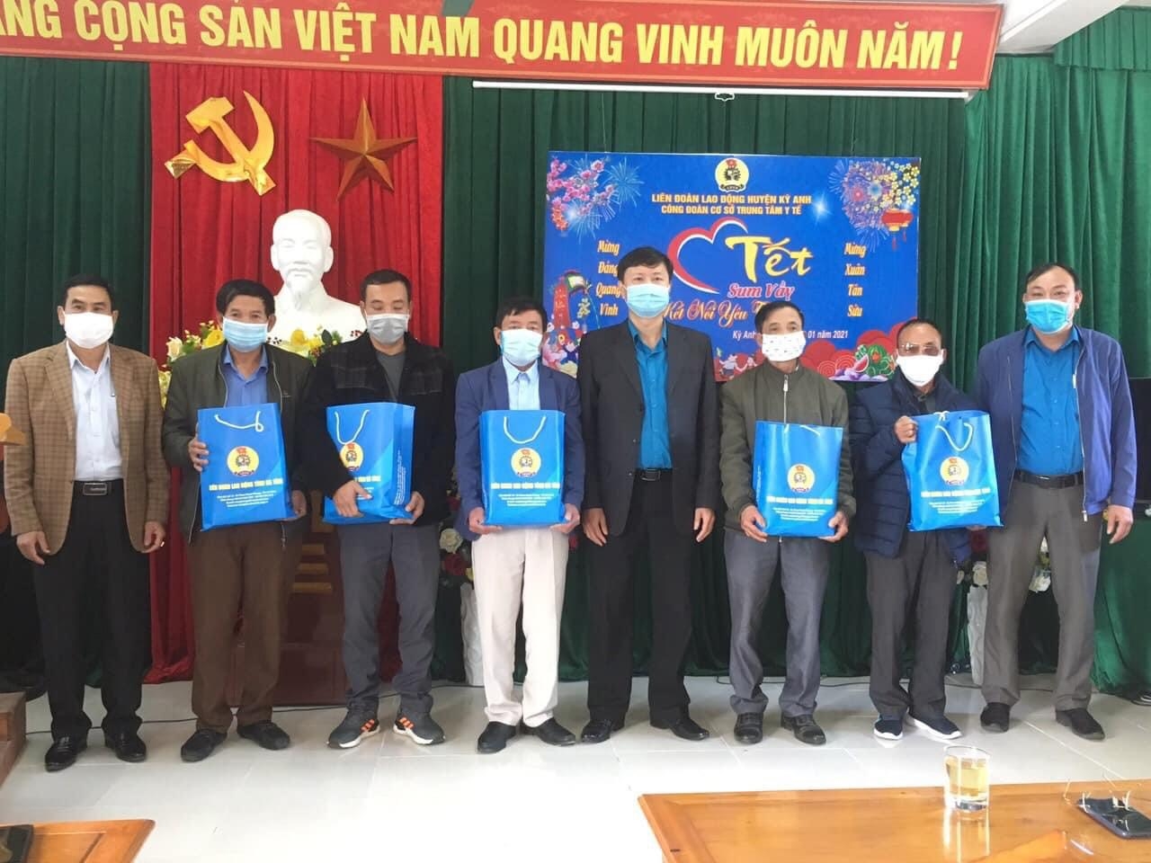 Phía sau những món quà