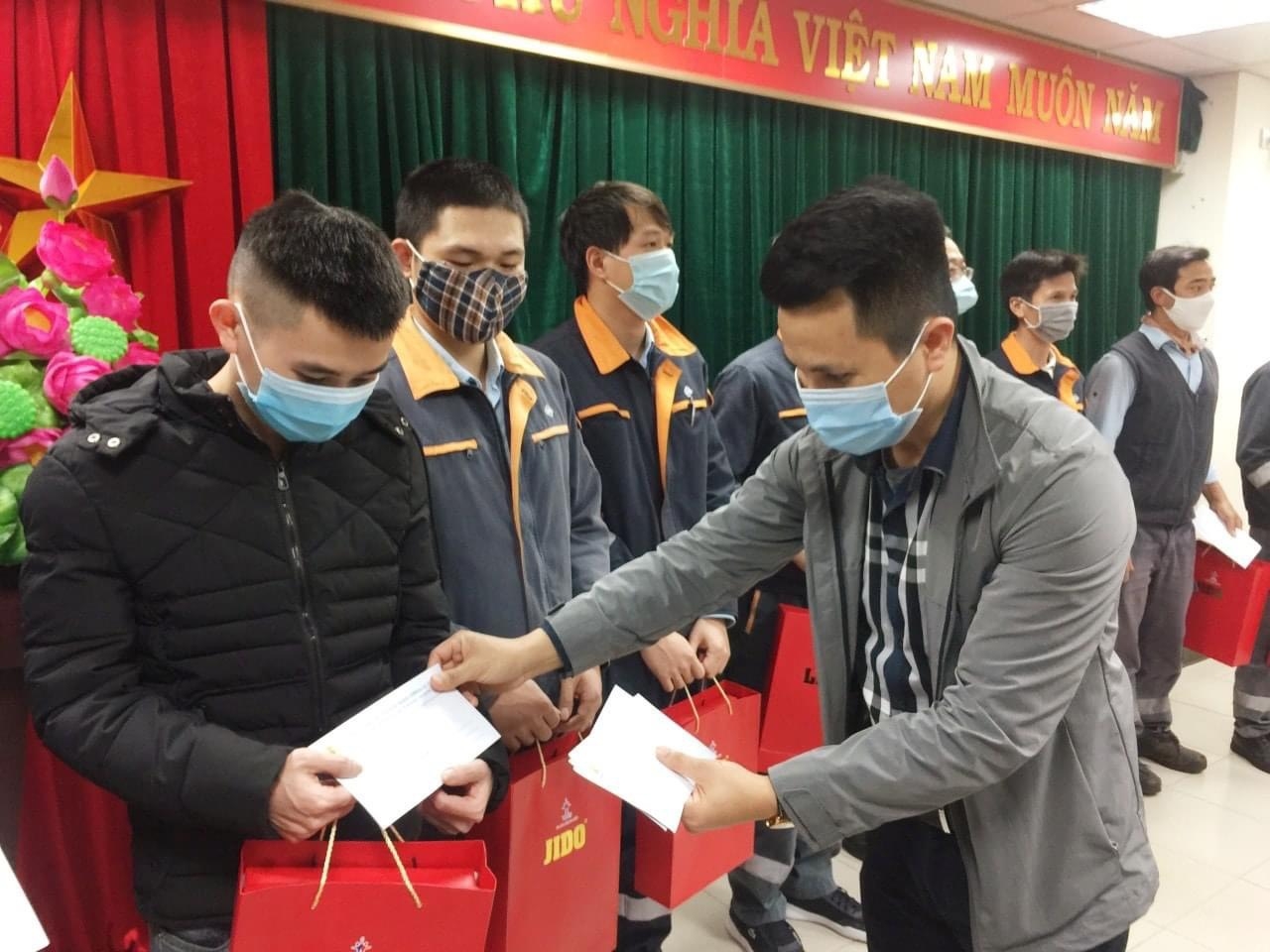 Phía sau những món quà