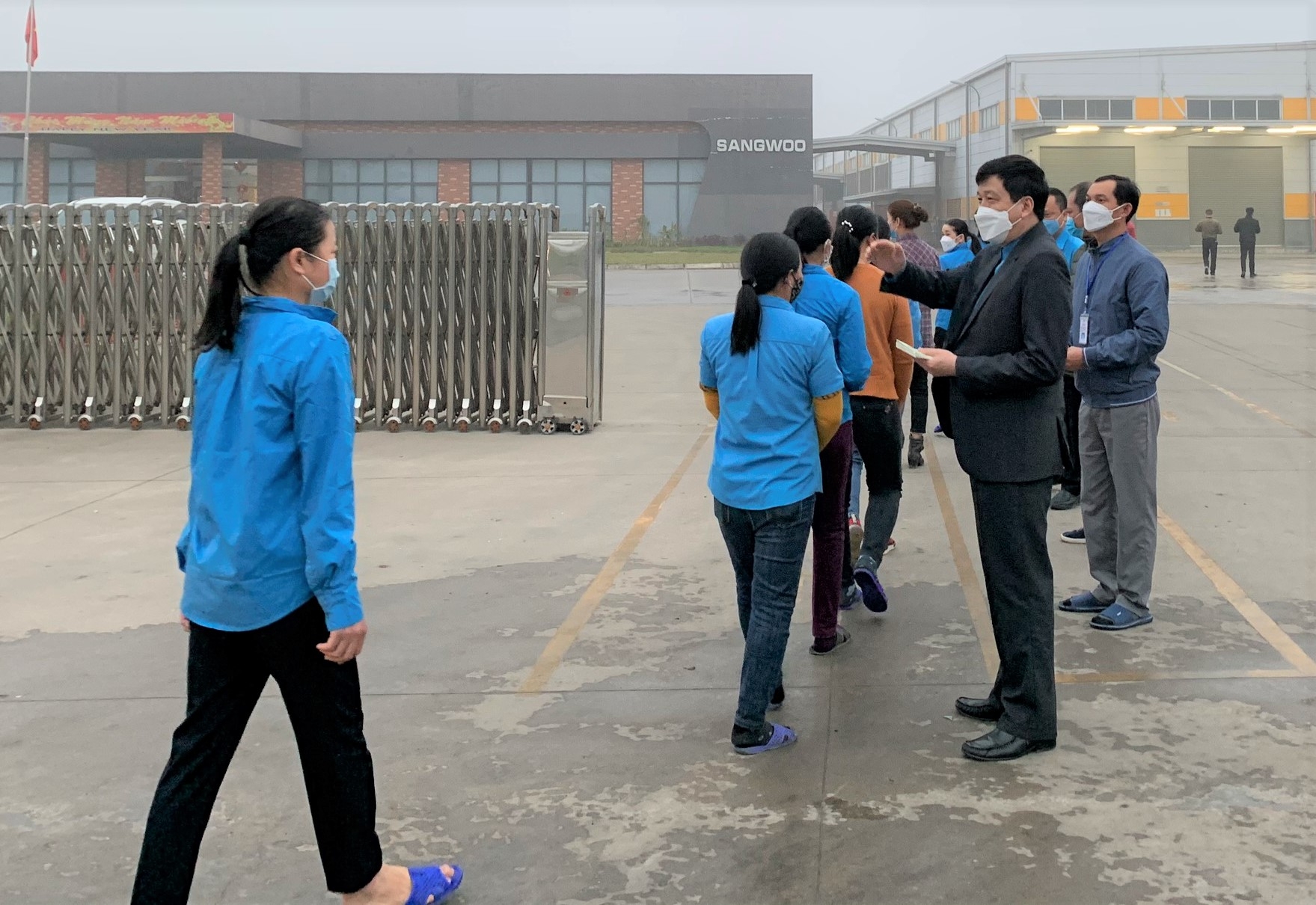 Chủ tịch LĐLĐ tỉnh Nghệ An thăm hỏi, lì xì cho công nhân trong ngày đi làm trở lại LĐLĐ tỉnh Nghệ An thăm hỏi, lì xì cho công nhân lao động trong ngày đi làm trở lại