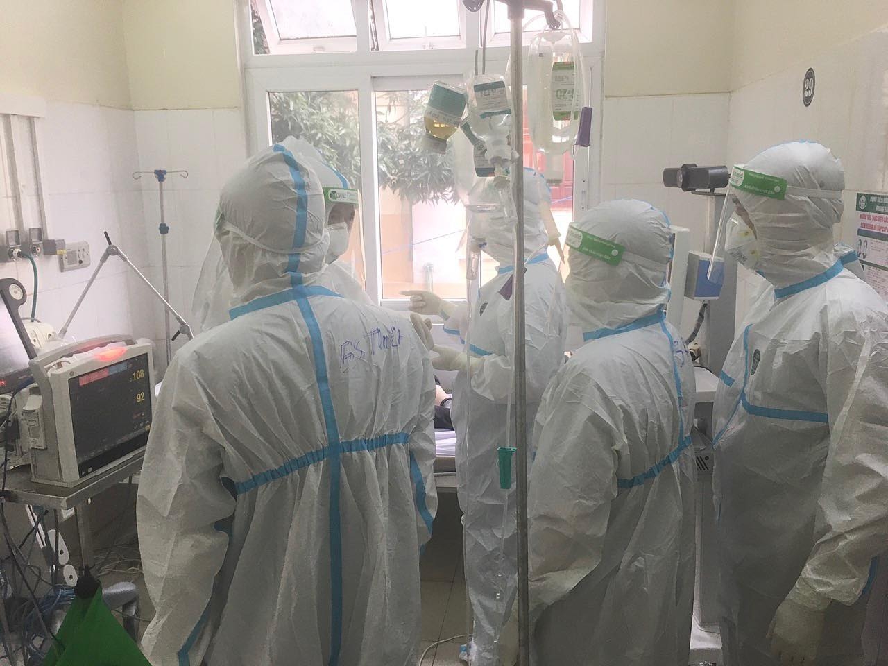 "Xin cảm ơn các y, bác sỹ đang ngày, đêm chăm sóc, cứu chữa cho bệnh nhân mắc Covid-19"