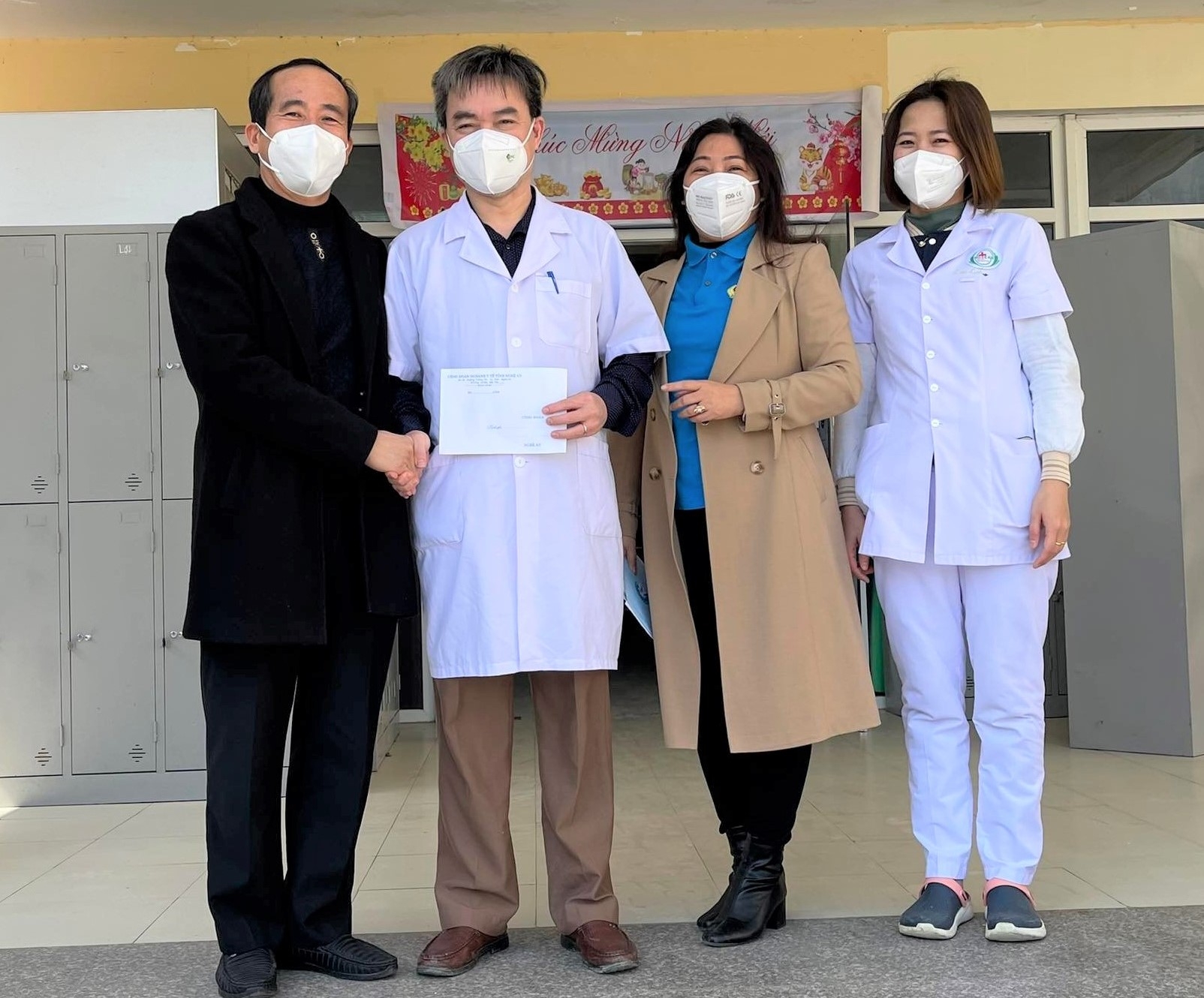 "Xin cảm ơn các y, bác sỹ đang ngày, đêm chăm sóc, cứu chữa cho bệnh nhân mắc Covid-19"