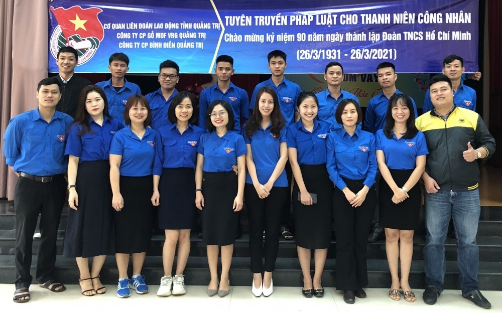 Chi đoàn cơ quan LĐLĐ tỉnh Quảng Trị tuyên truyền pháp luật cho thanh niên công nhân Chi đoàn cơ quan LĐLĐ tỉnh Quảng Trị tuyên truyền pháp luật cho thanh niên công nhân