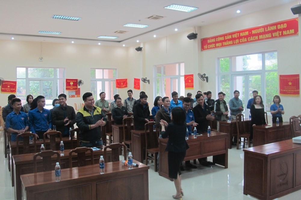 Chi đoàn cơ quan LĐLĐ tỉnh Quảng Trị tuyên truyền pháp luật cho thanh niên công nhân