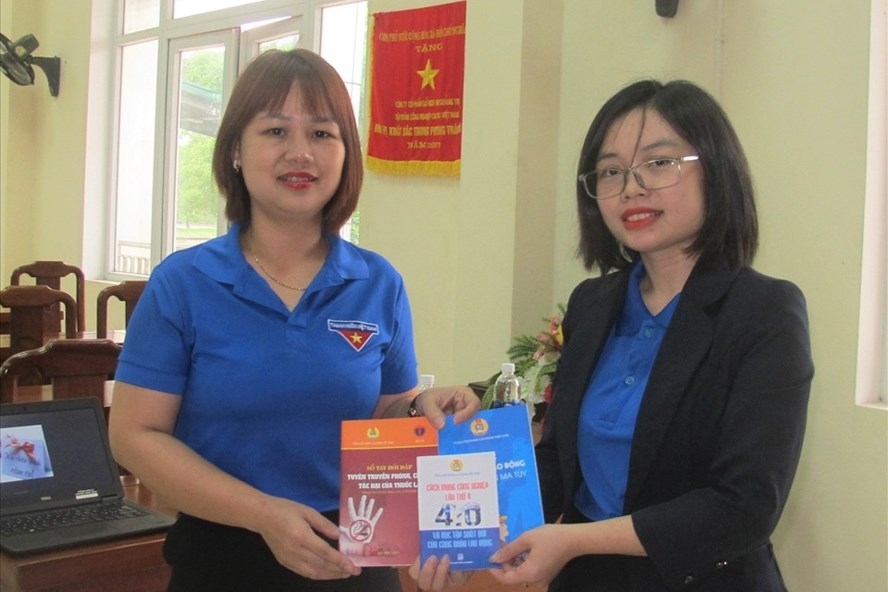 Chi đoàn cơ quan LĐLĐ tỉnh Quảng Trị tuyên truyền pháp luật cho thanh niên công nhân Chi đoàn cơ quan LĐLĐ tỉnh Quảng Trị tuyên truyền pháp luật cho thanh niên công nhân