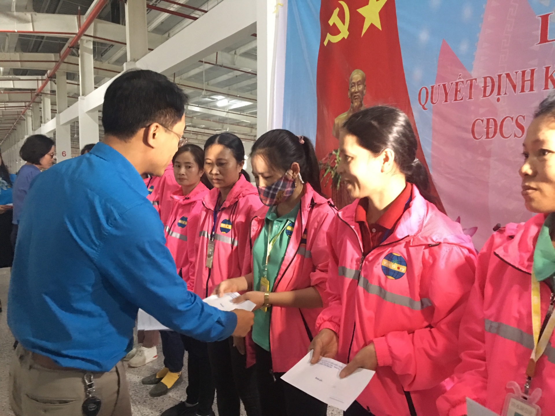 LĐLĐ huyện Diễn Châu (Nghệ An) kết nạp 1.422 đoàn viên Công ty TNHH VietGlory LĐLĐ huyện Diễn Châu (Nghệ An) kết nạp 1.422 đoàn viên Công ty TNHH VietGlory