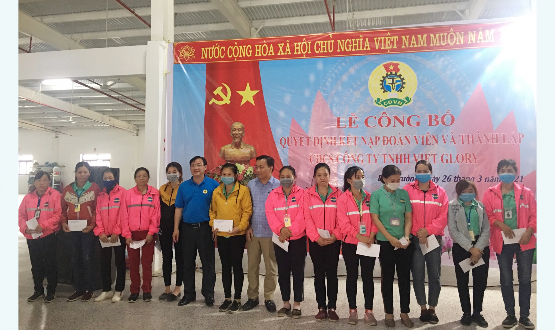 LĐLĐ huyện Diễn Châu (Nghệ An) kết nạp 1.422 đoàn viên Công ty TNHH VietGlory LĐLĐ huyện Diễn Châu (Nghệ An) kết nạp 1.422 đoàn viên Công ty TNHH VietGlory