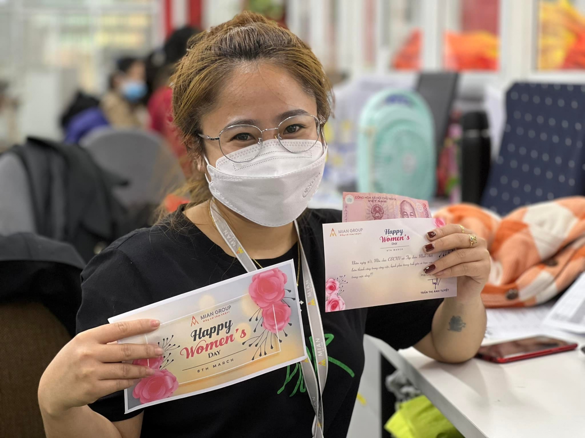 Công ty CP May Minh Anh - Kim Liên tặng hoa và quà cho gần 3.000 nữ công nhân lao động 2.000 nữ công nhân lao động được tặng tiền trong ngày 8/3