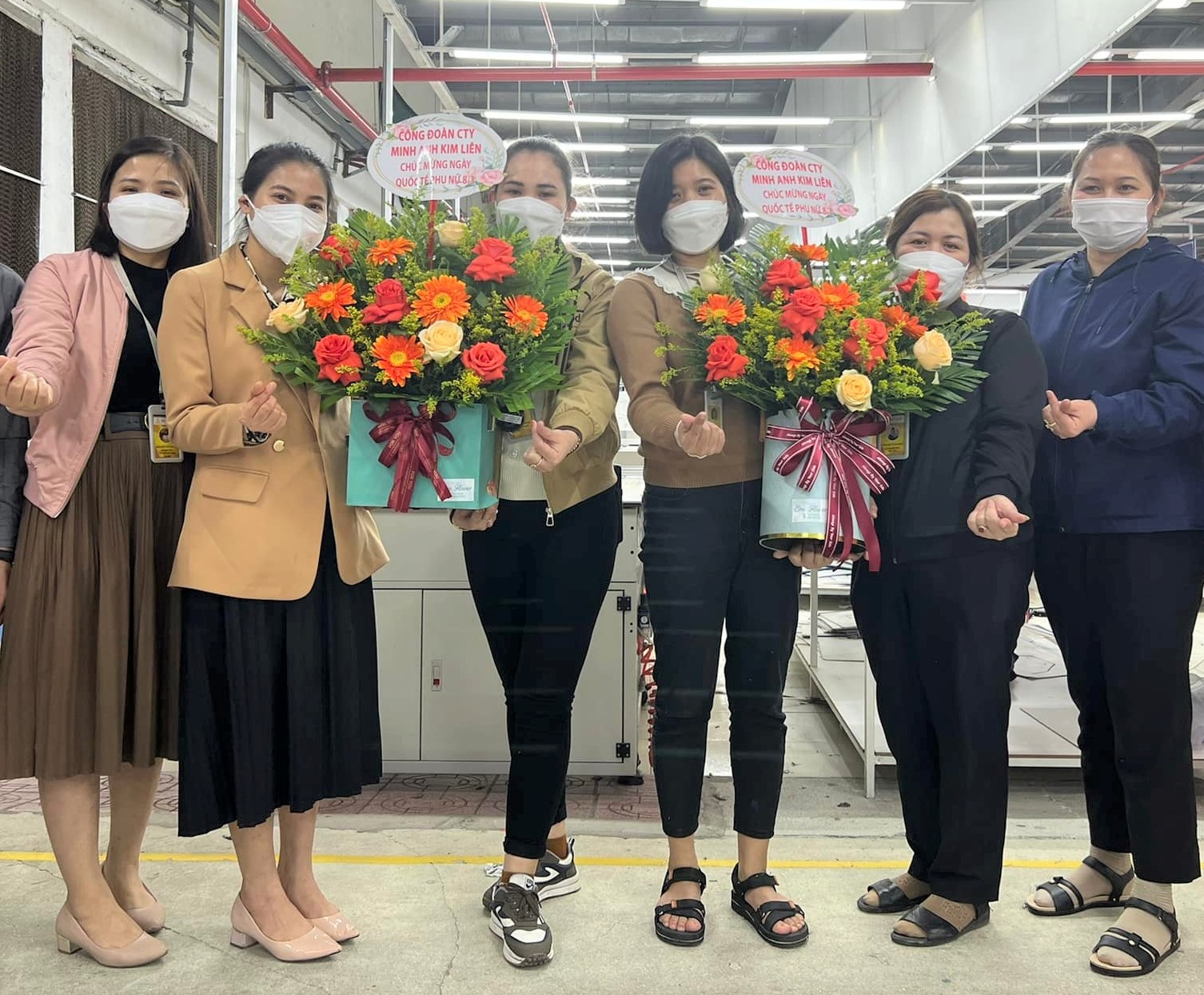 Công ty CP May Minh Anh - Kim Liên tặng hoa và quà cho gần 3.000 nữ công nhân lao động 2.000 nữ công nhân lao động được tặng tiền trong ngày 8/3