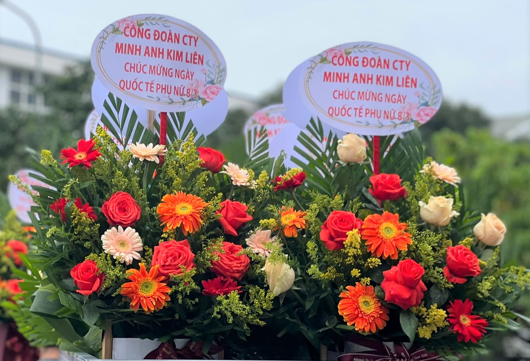 Công ty CP May Minh Anh - Kim Liên tặng hoa và quà cho gần 3.000 nữ công nhân lao động 2.000 nữ công nhân lao động được tặng tiền trong ngày 8/3