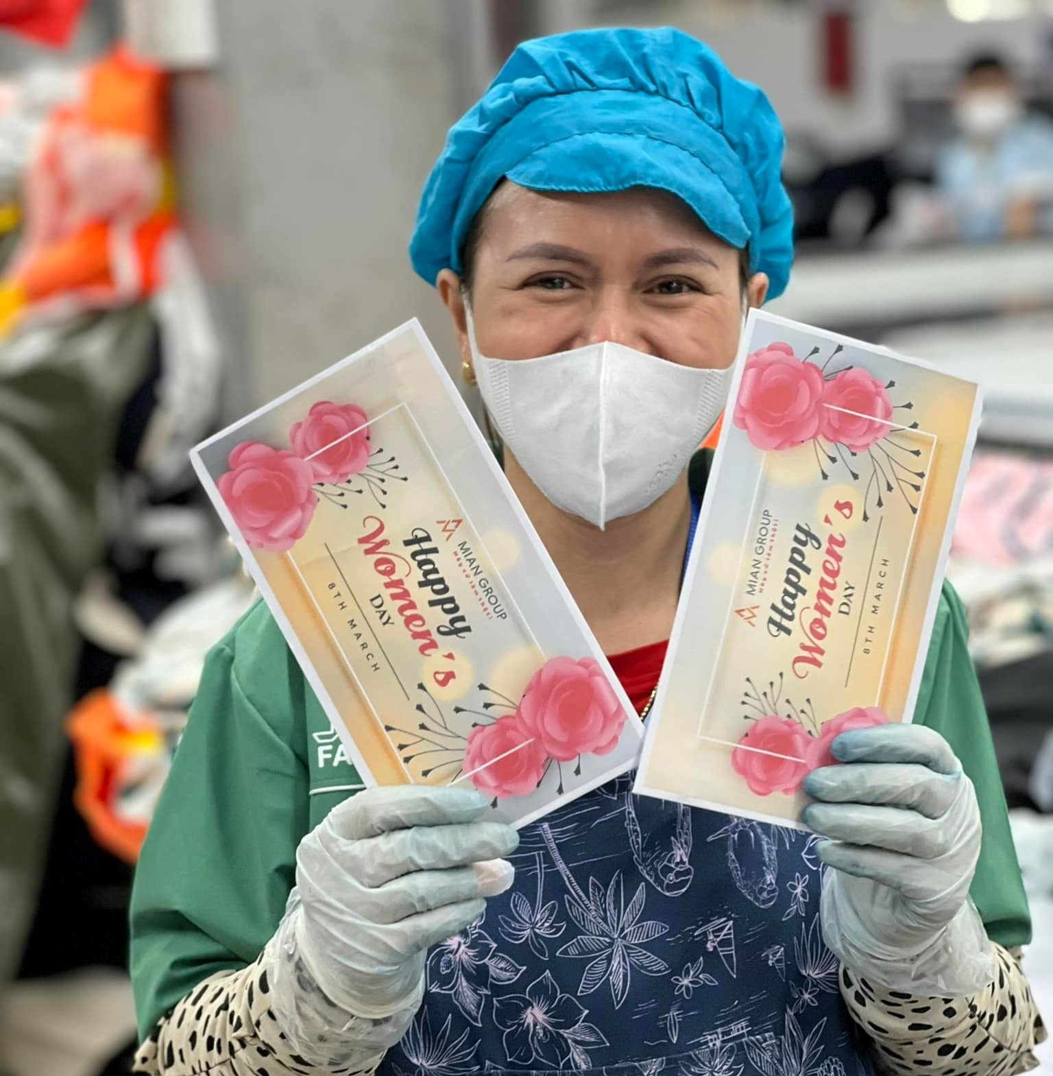 Công ty CP May Minh Anh - Kim Liên tặng hoa và quà cho gần 3.000 nữ công nhân lao động Công ty CP May Minh Anh - Kim Liên tặng hoa và quà cho gần 3.000 nữ công nhân lao động