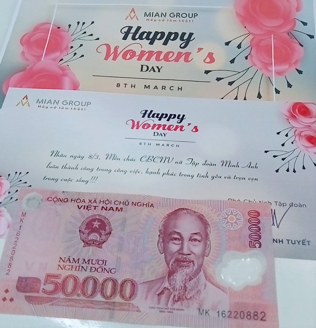 Công ty CP May Minh Anh - Kim Liên tặng hoa và quà cho gần 3.000 nữ công nhân lao động Công ty CP May Minh Anh - Kim Liên tặng hoa và quà cho gần 3.000 nữ công nhân lao động